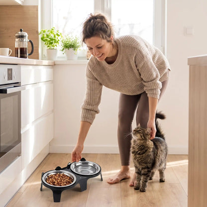 Gamelle chat surélevée double femme servant repas au chat