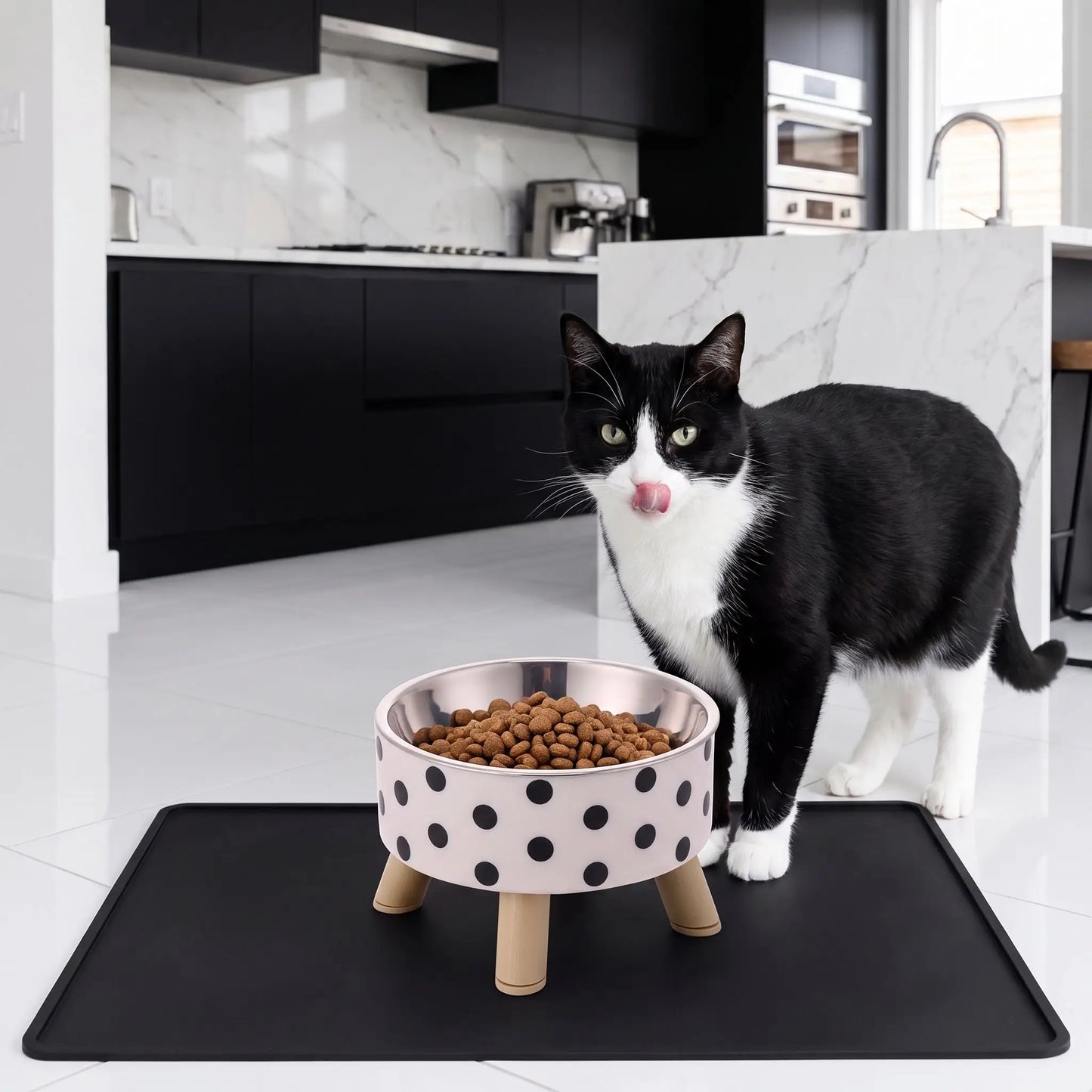 Gamelle chat surélevée motif pois chat léchant ses babines