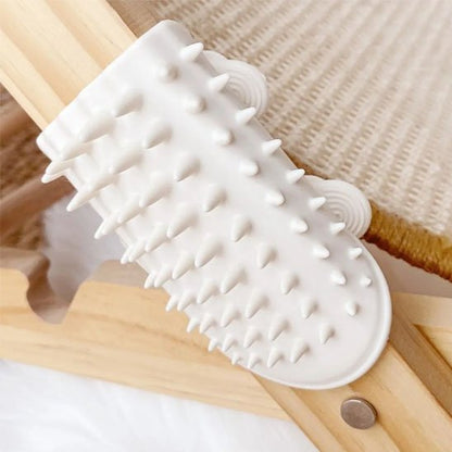 Brosse poil chat blanche enroulée montant bois