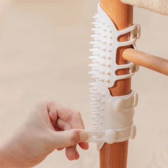 Brosse poil chat blanche main attache pied chaise