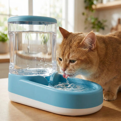 chat buvant dans distributeur eau chat bleu