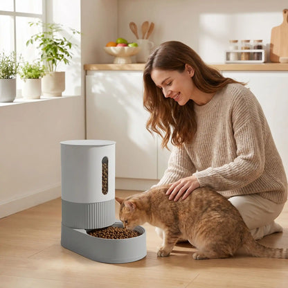dame avec chat mangeant dans distributeur de croquettes pour chat