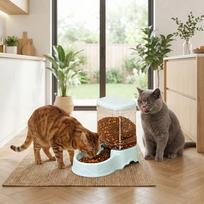 deux chats avec distributeur croquettes chat bleu dans cuisine