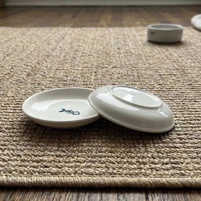 Deux gamelles chaton céramique posées sur tapis 